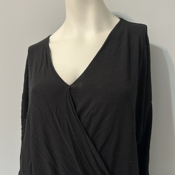 Cute black cross over top, size S. Gathered waste in front & loose in the back. - Picture 2 of 3